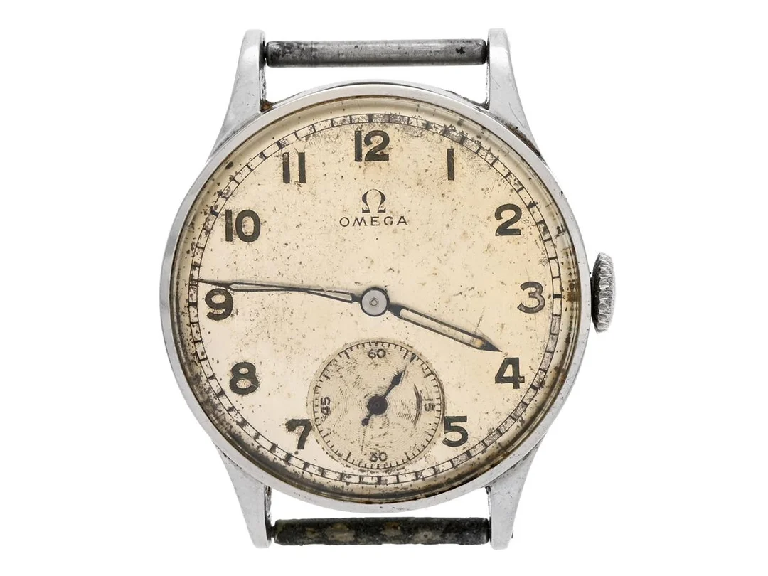 OMEGA, herrur, 30,5 mm, Cal 26,5 T3, Serie nr. 9311269, Boett nr. 10090029, stål, manuell, plexiglas, liten sekundvisare, skadad urtavla/visare, defekt (går ej, akut servicebehov), ca 1944. — Klockor/Omega — Kaplans
