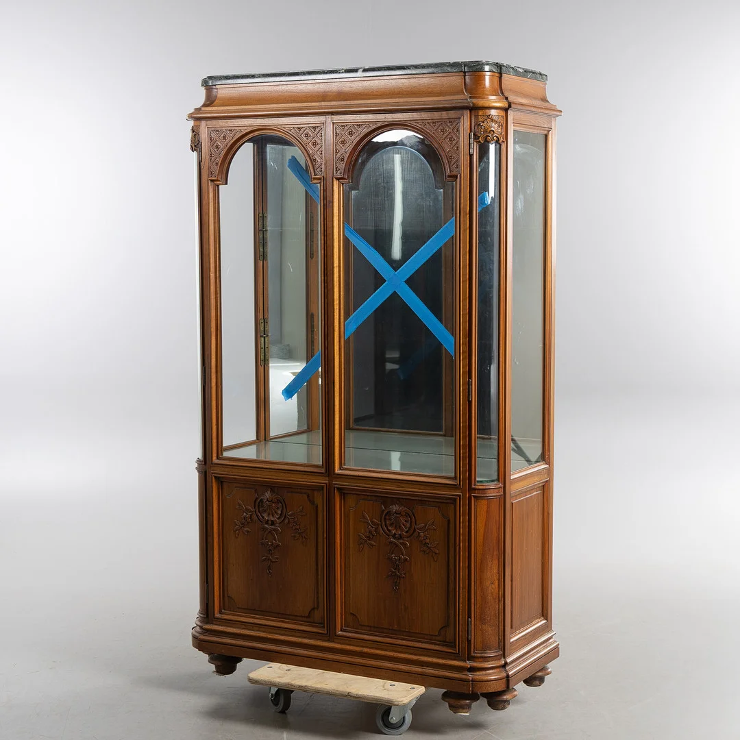 VITRINSKÅP, blandstil, topp med lös marmorskiva, 1900-talets första hälft. — Cupboards, Cabinets & Shelves — Stockholms Auktionsverk Helsingborg