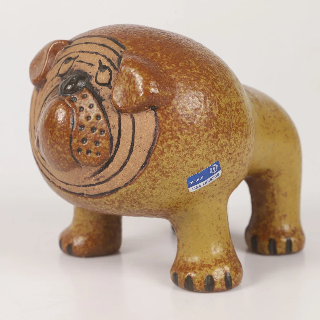 LISA LARSON. Figurin, bulldog, etikettmärkt. — European — Helsingborgs Auktionskammare