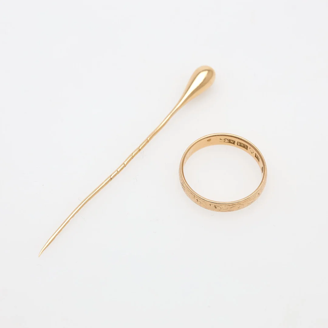 RING samt NÅL 18K, guld, vikt ca 4,1 gram. — Objet de vertu & Miscellaneous — Borås Auktionshall