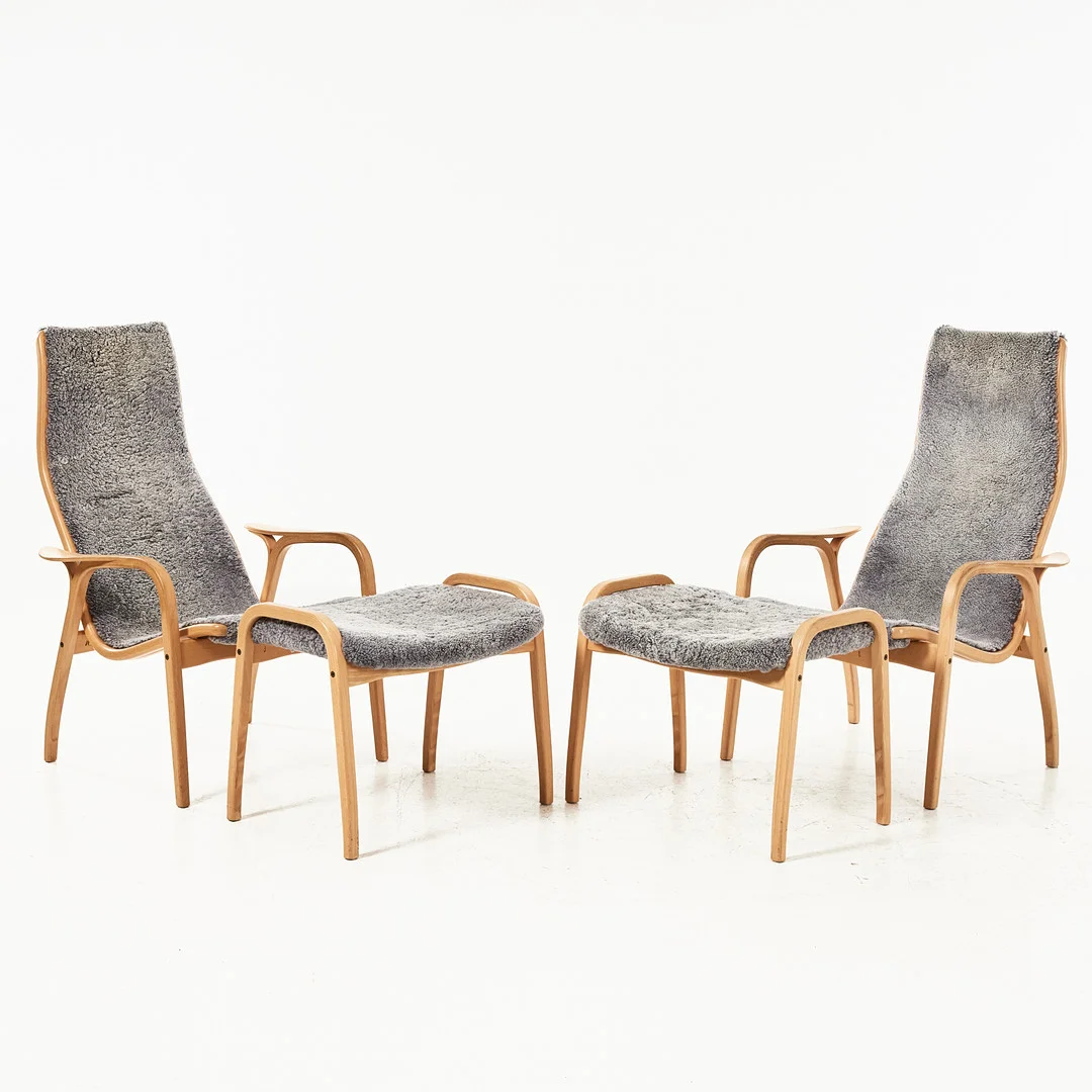 YNGVE EKSTRÖM, "Lamino", 2 fåtöljer med fotpallar, ek, Swedese, fårskinnsklädsel. — Armchairs & Chairs — Stockholms Auktionsverk Magasin 5