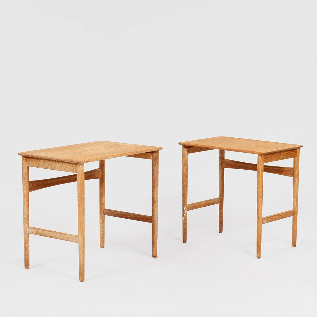 HANS J WEGNER. Sæt af to indskudsborde i egetræ, Andreas Tuck, Danmark, 1950/60'erne, (2). — Tables — Palsgaard Kunstauktioner
