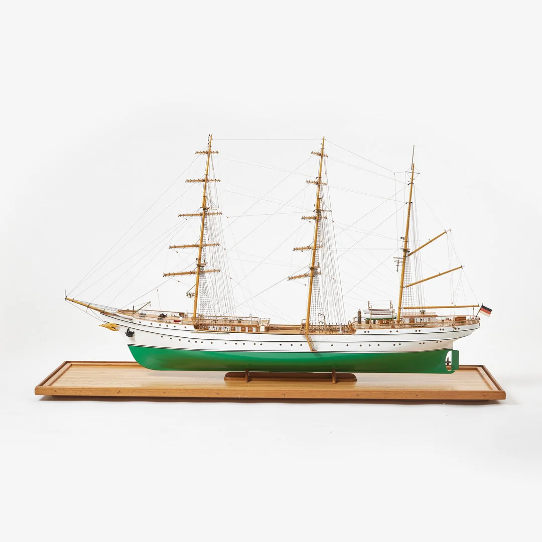 FRITHJOF LANGE (1932-2007). Fartygsmodell, i glasad monter, föreställande det tyska skolfartyget "Gorch Fock II" (1958), en tremastad bark, modellen byggd 1993. — Technica & Nautica — Stockholms Auktionsverk Fine Art
