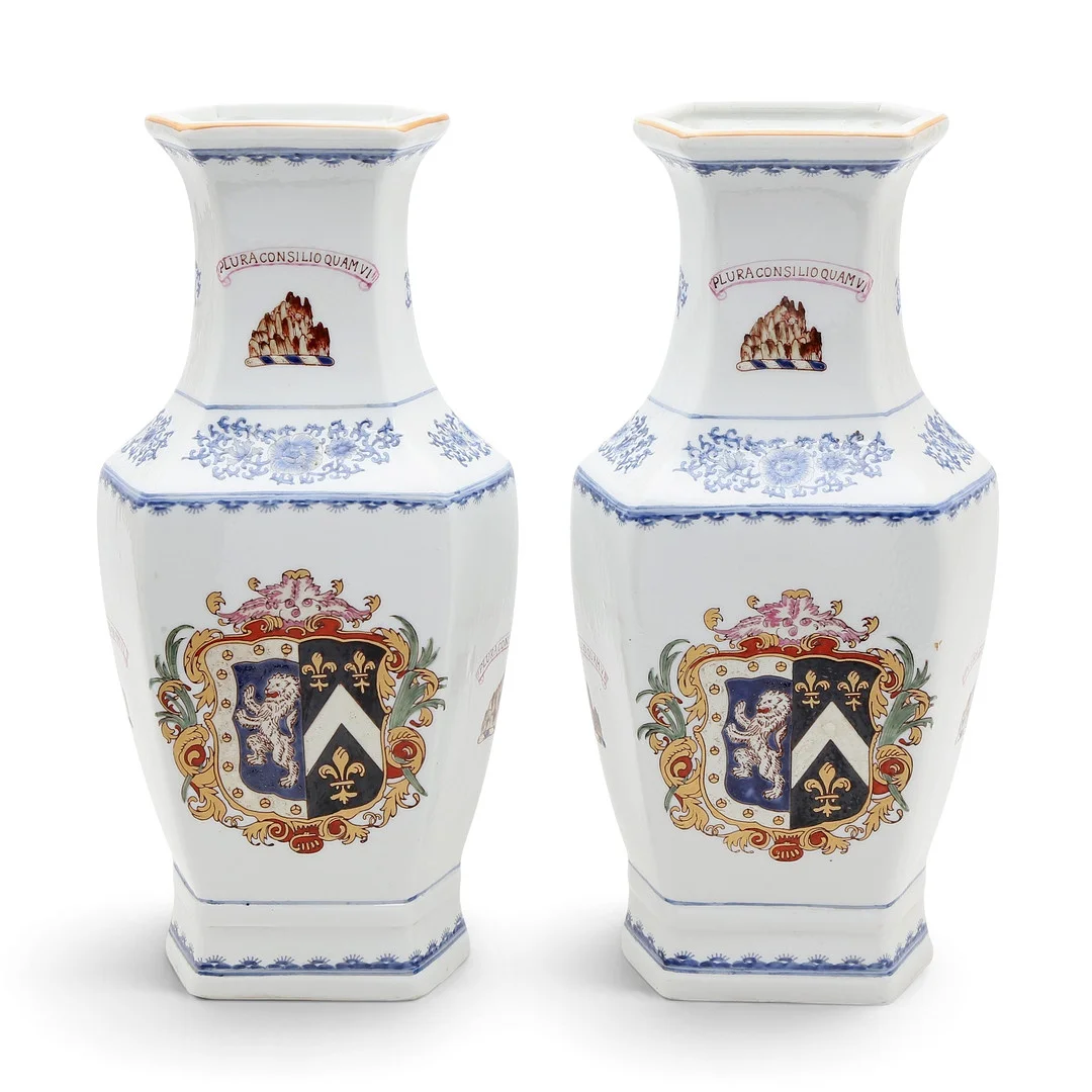 Pareja de jarrones chinos en porcelana "familia rosa" del siglo XX al estilo de Compañía de Indias del siglo XVIII. — European — Balclis