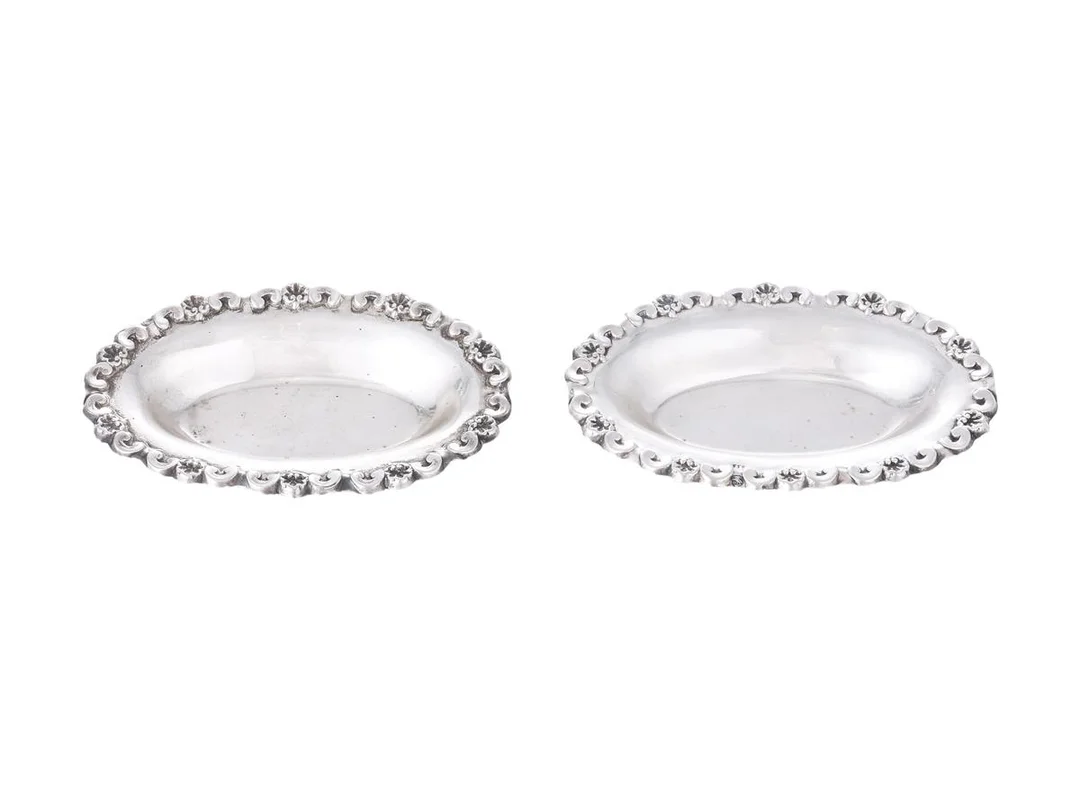 FAT, silver, 2 st, dekorerade, längd ca 11 cm, höjd ca 1 cm, vikt ca 59 g. — Silver/Fat — Kaplans