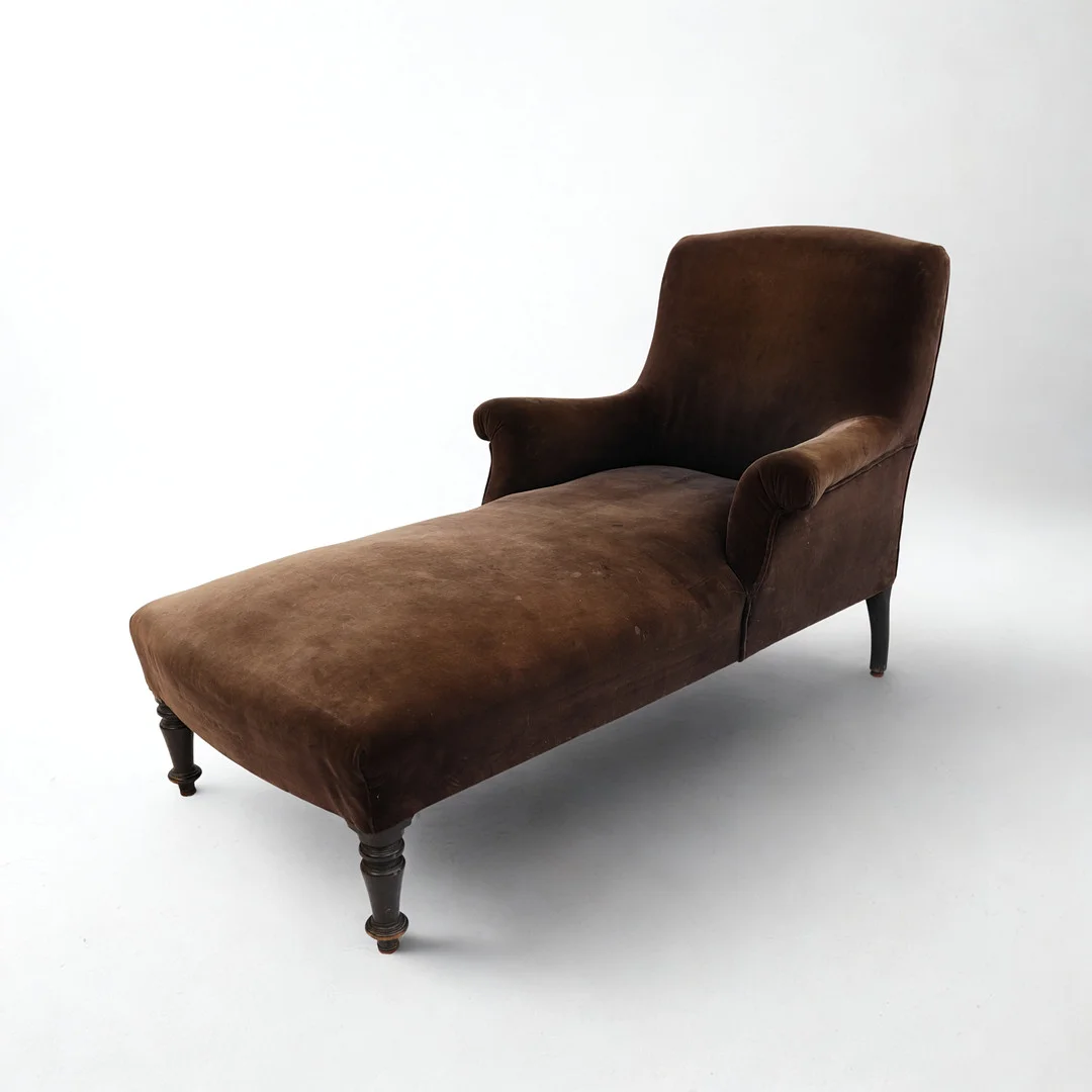 SCHÄSLONG, 1800-1900-tal, svartlackade ben, brun plyschklädsel. — Sofas & Seatings — Falun Auktionsbyrå