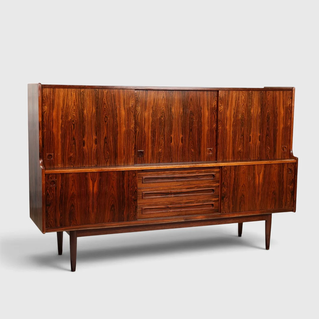 JOHANNES ANDERSEN. Skænk af palisander med skydelåger og skuffer, model nr. 31, J. Skaaning og Søn Møbelfabrik, Danmark, 1960'erne. — Cupboards, Cabinets & Shelves — Palsgaard Kunstauktioner