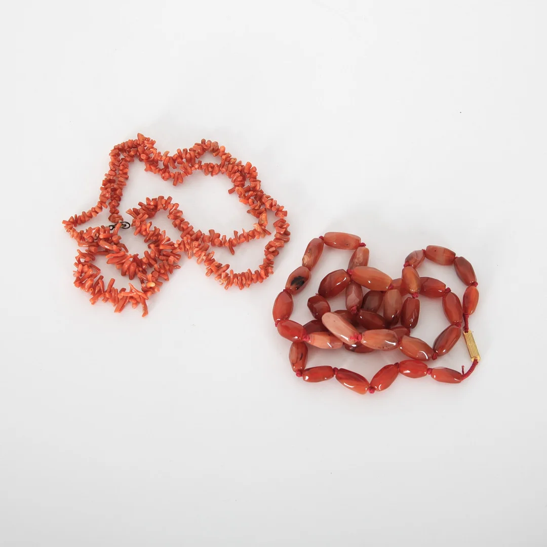 COLLIER, 2 st, korall och opaler. — Necklace — Auktionsverket Engelholm