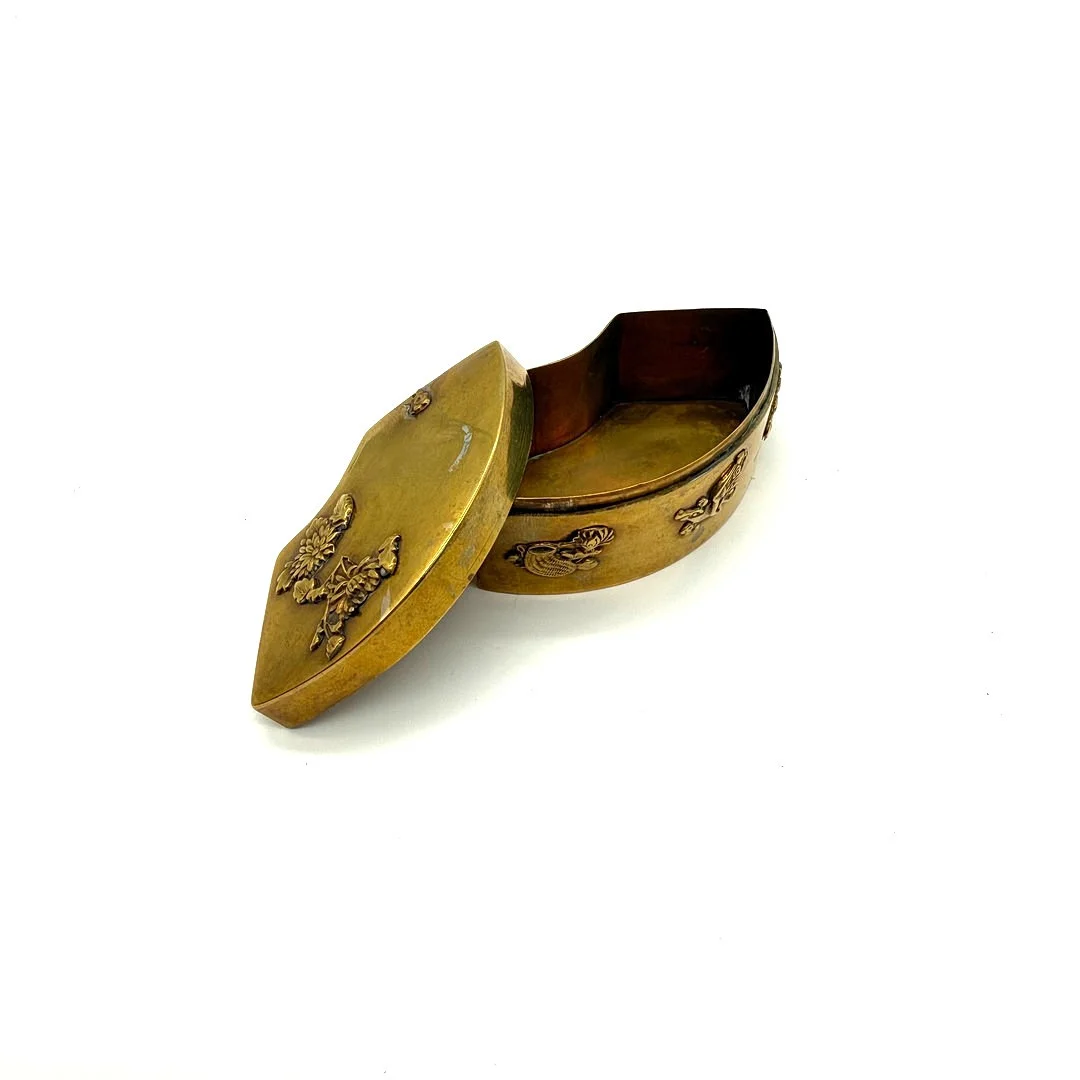 KLEINE DOSE / KÄSTCHEN AUS BRONZE ANTIK JAPAN MEIJI PERIODE. — Pewter, Brass & Copper — Kunst- und Auktionshaus Kleinhenz