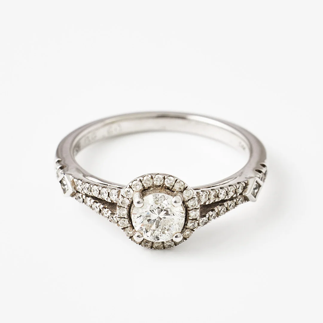RING, 14 k vitguld, briljant ca 0,60 ct., enligt gravyr, briljantkrans samt briljanter ner i skena totalt 48 st. — Rings — Stockholms Auktionsverk Magasin 5