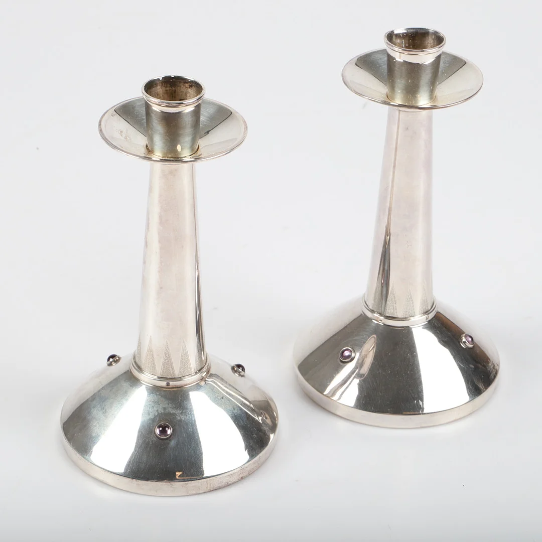 TAGE GÖTHLIN. Ljusstakar, 1 par, silver med ametister, Tesi, Göteborg, 1958. — Silver — Helsingborgs Auktionskammare