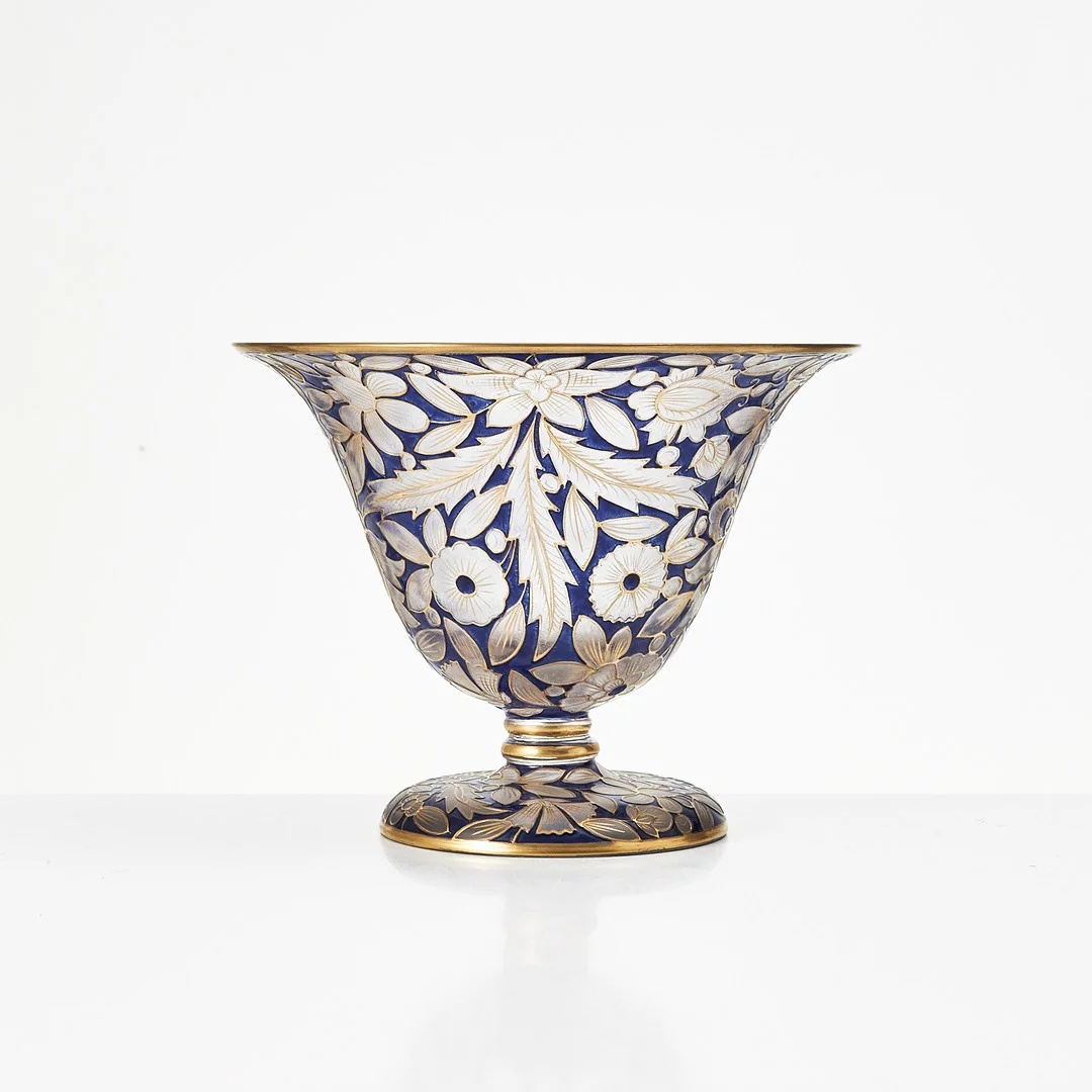 JULIUS MÜHLHAUS. TILLSKRIVEN. Skål på fot, 1900-talets första hälft, blomdekor mot blå fond, Haida-Steinschonau. — Art glass — Stockholms Auktionsverk Magasin 5