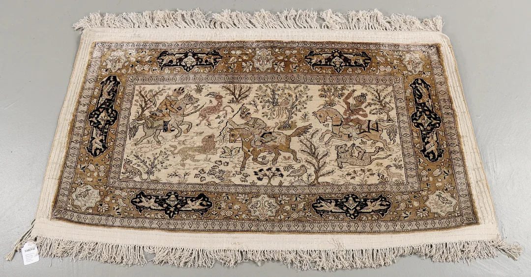 MATTA Ghom, silkeslugg, figural med jaktmotiv. 137x81 cm. — Persian Carpets & Textiles — Karlstad Hammarö Auktionsverk