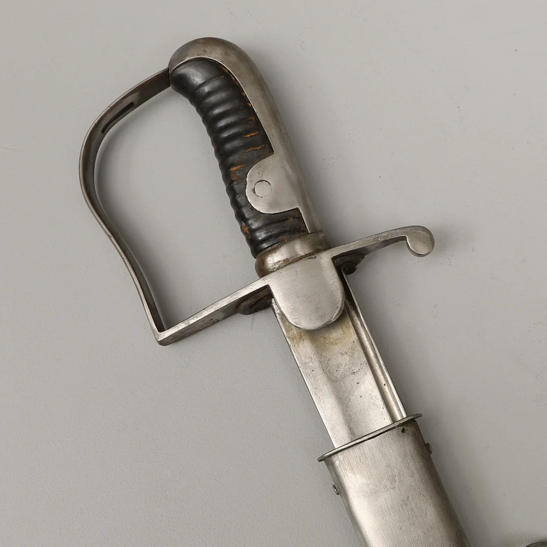 SABEL, svensk, m/1831, för manskap vid artilleriet, med stålbalja. — Edged weapons — Crafoord Auktioner Malmö