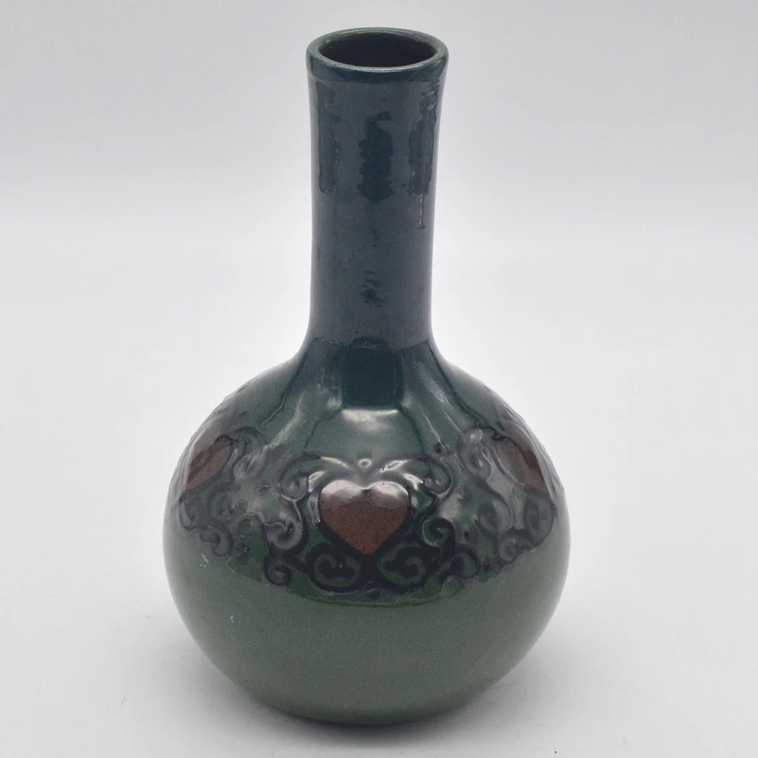 VINTAGE VASE, HANDBEMALT UND HANDGEMACHT, HERZDEKOR AUF GRÜNEM GRUND, UM 1950. — European — Kunst- und Auktionshaus Kleinhenz
