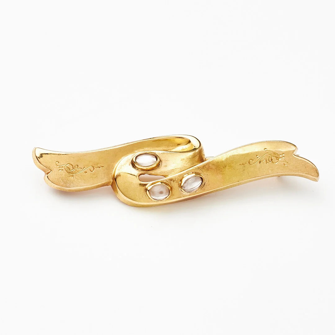 BROSCH, 18 k guld, graverad dekor med 3 cabochonslipade månstenar, Gustaf Dahlgren & Co, Malmö 1923. — Brooches & Pendants — Stockholms Auktionsverk Magasin 5