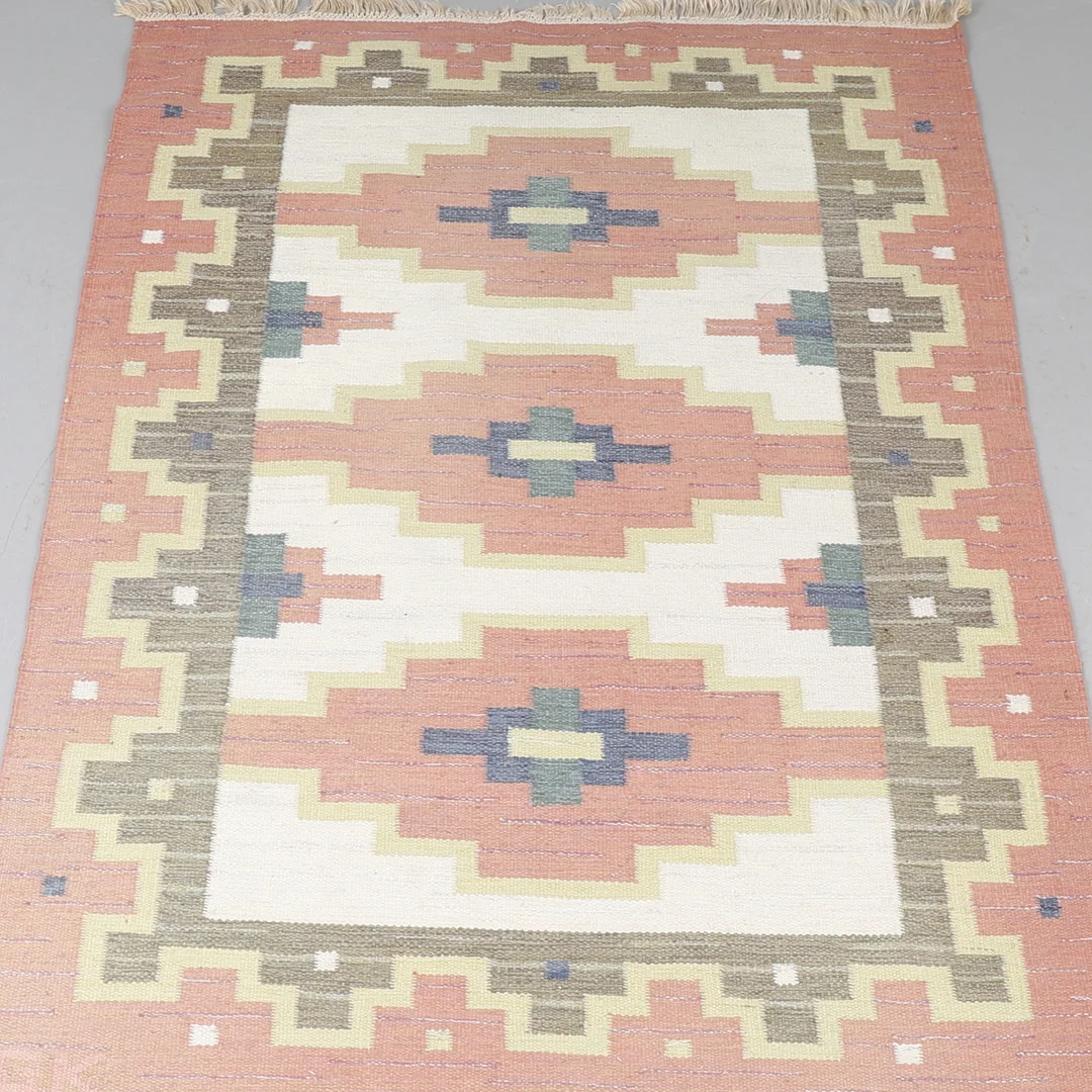 MATTA, rölakan, signerad GK. — European Carpets & Textiles — RA Auktionsverket Norrköping
