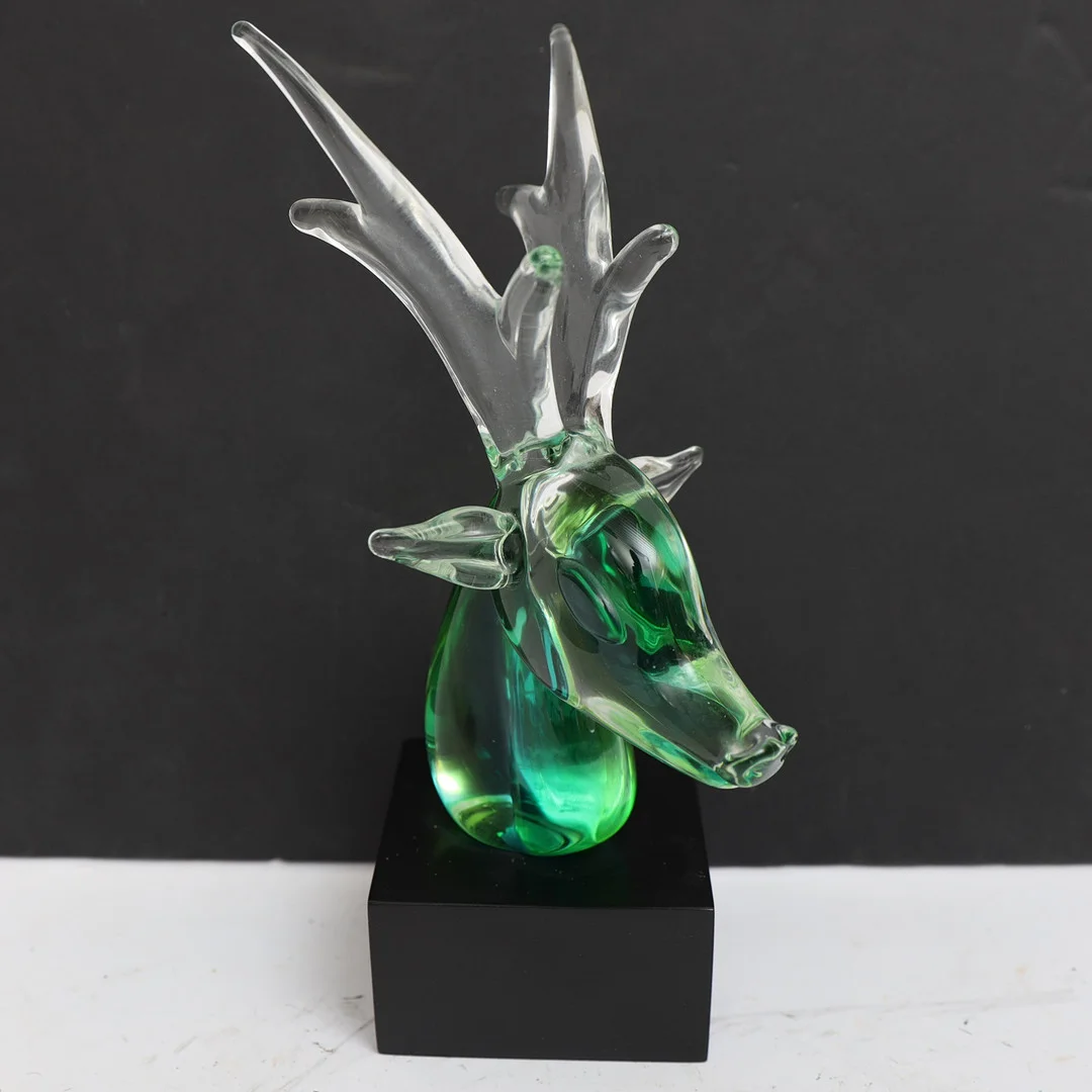 SKULPTUR, konstglas, FM Ronneby, flerfärgat konstglas föreställande hjortdjur, monterad på svärtad träsockel. — Art glass — Falun Auktionsbyrå