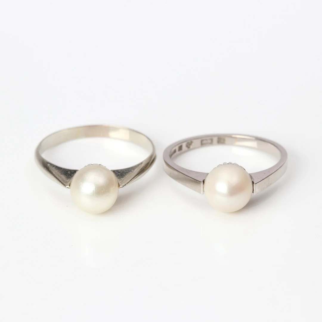 PÄRLRINGAR, TVÅ ST. 18k vitguld med odlade pärlor, totalvikt ca 7,0 gram. — Rings — Skånes Auktionsverk