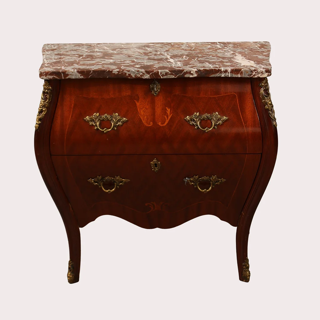 TVÅLÅDIG BYRÅ MED MARMORSKIVA OCH INTARSIA, 1900- talets andra hälft. — Chests of drawers — Limhamns Auktionsbyrå