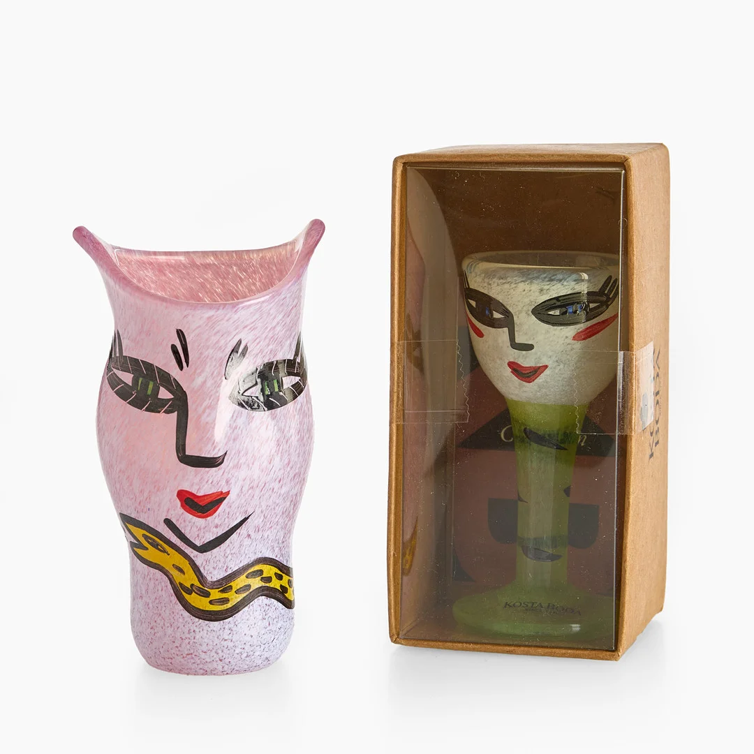 ULRICA HYDMAN VALLIEN. Miniatyrer, 2 st, "Open Minds", Kosta Boda, konstglas. — Art glass — Crafoord Auktioner Stockholm
