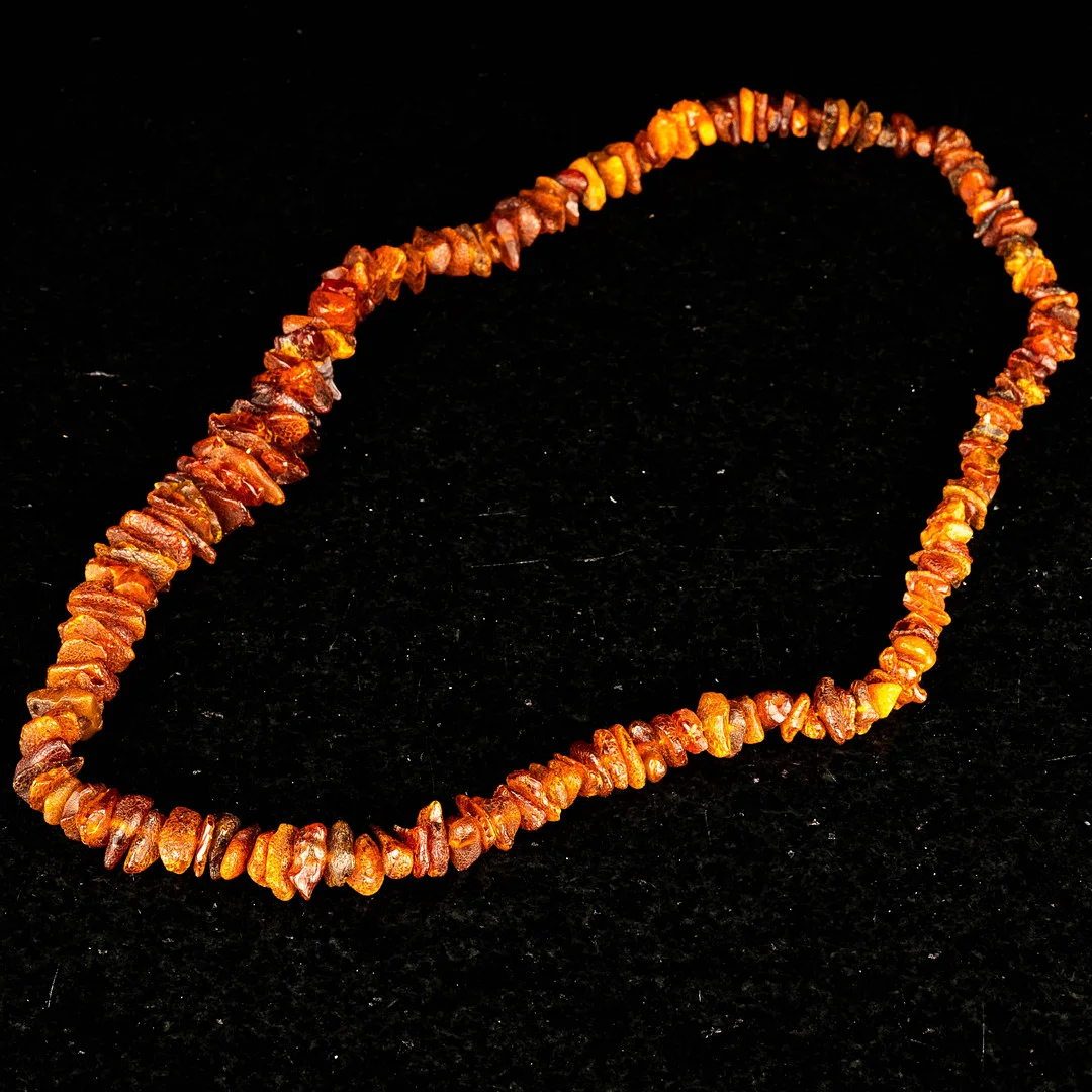 BÄRNSTEN, Halsband, 1900-tal. — Necklace — Norrlands Auktionsverk