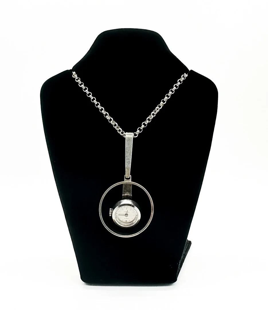 Halskedja och Hänge med Integrerad Klocka. Silver. — Necklace — Auktionshuset STO Bohuslän