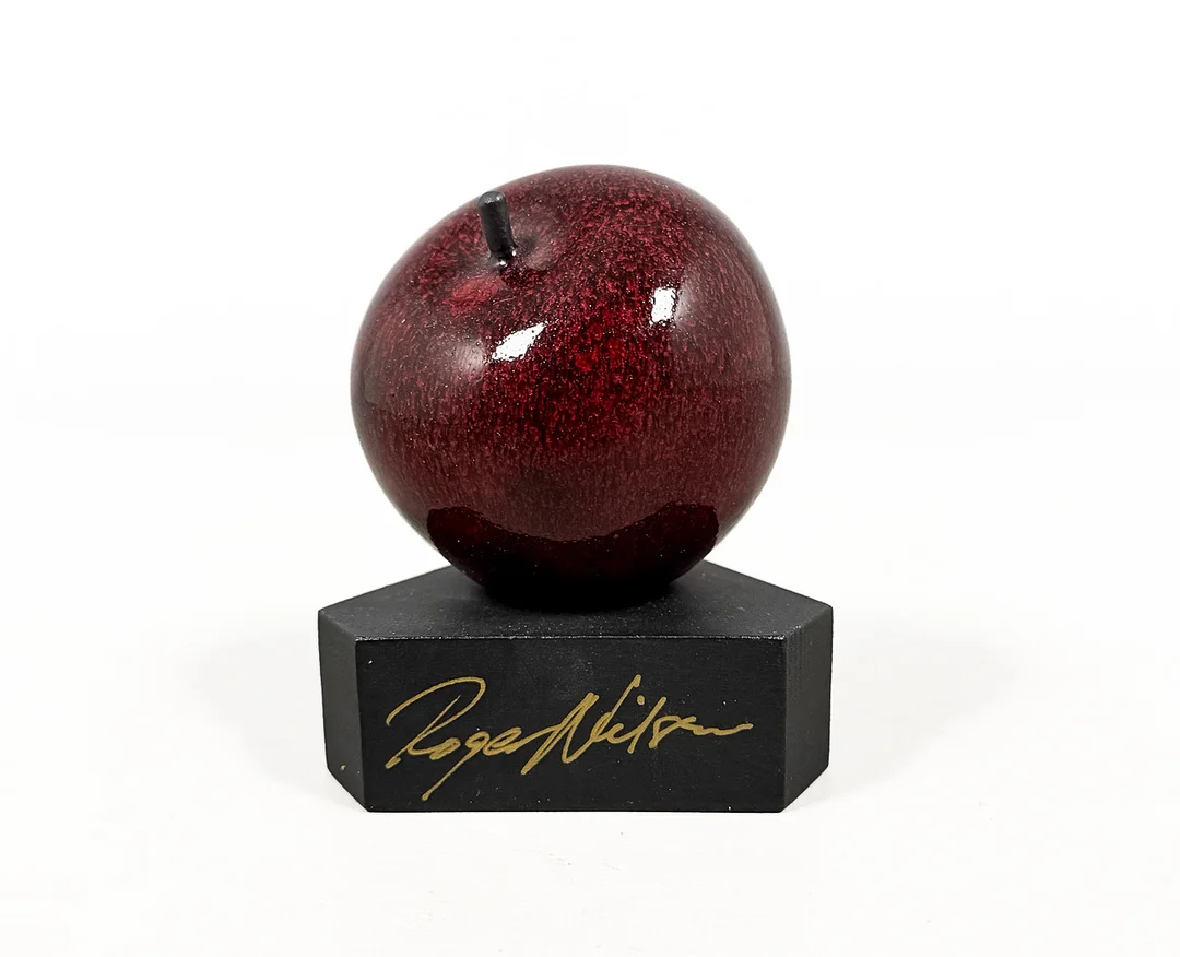 ROGER NILSSON. SKULPTUR, "Äpple", glaserad keramik, signerad. — Sculptures & Bronzes — Auktionshuset STO Bohuslän