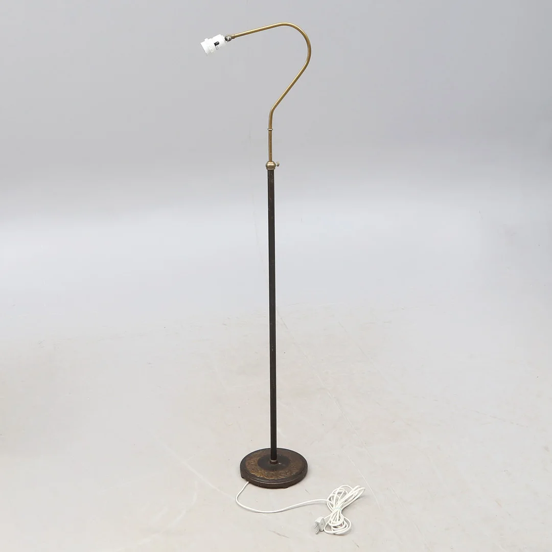 GOLVLAMPA, höj- och sänkbar, svängbar mässingsarm, svartlackerad metallfot, stämplad "G 1278". — Floor lights — Kalmar Auktionsverk