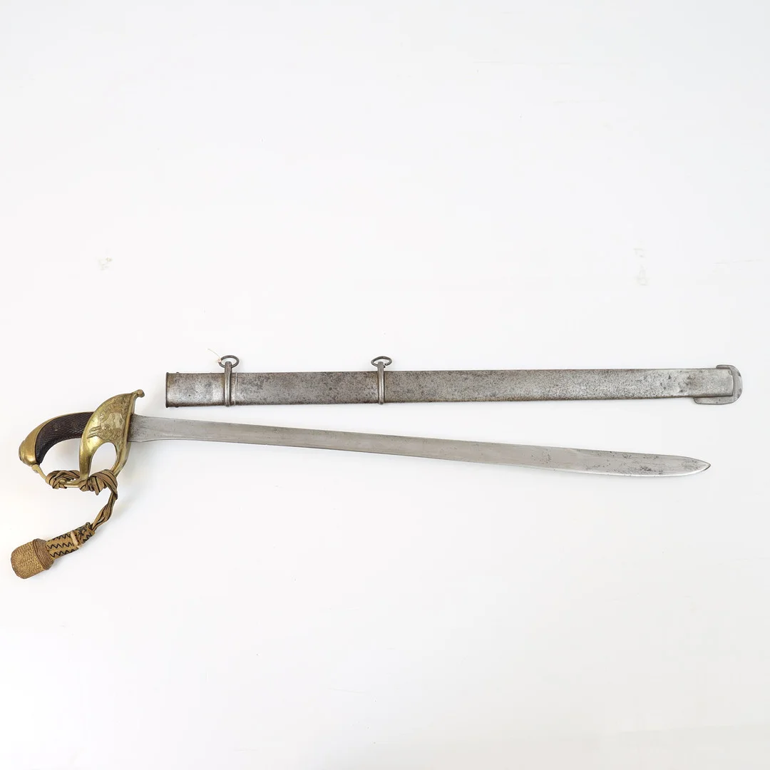 SABEL, svensk, m/1852, för officer vid Livregementet till fots, mässingsfäste med lilla riksvapnet. Med portepe. — Edged weapons — Falun Auktionsbyrå