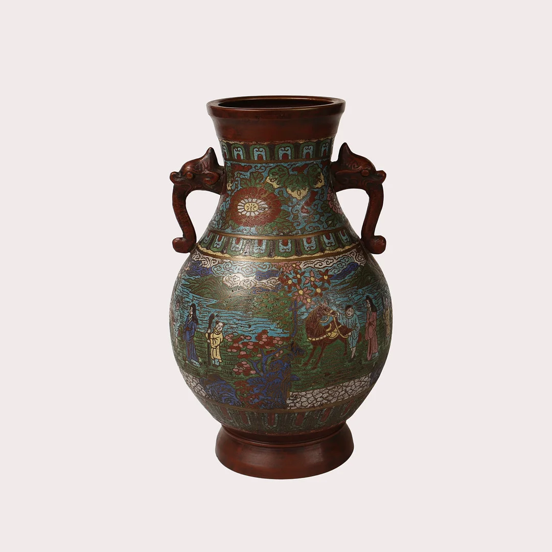 VAS MED TVÅ HÄNKLAR, cloisonne, huvudmotiv, kustlandskap, med träd, häst, och människor. Kina. Omkring 1800-talets mitt. — Cloisonné — Limhamns Auktionsbyrå