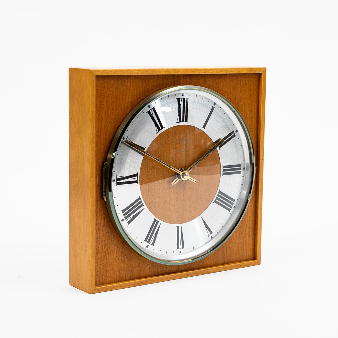 VÄGGUR, nr 2297, teak/bok, etikettmärkt Junghans, 1960-tal. — Wall Clocks — Auktionshuset Kolonn