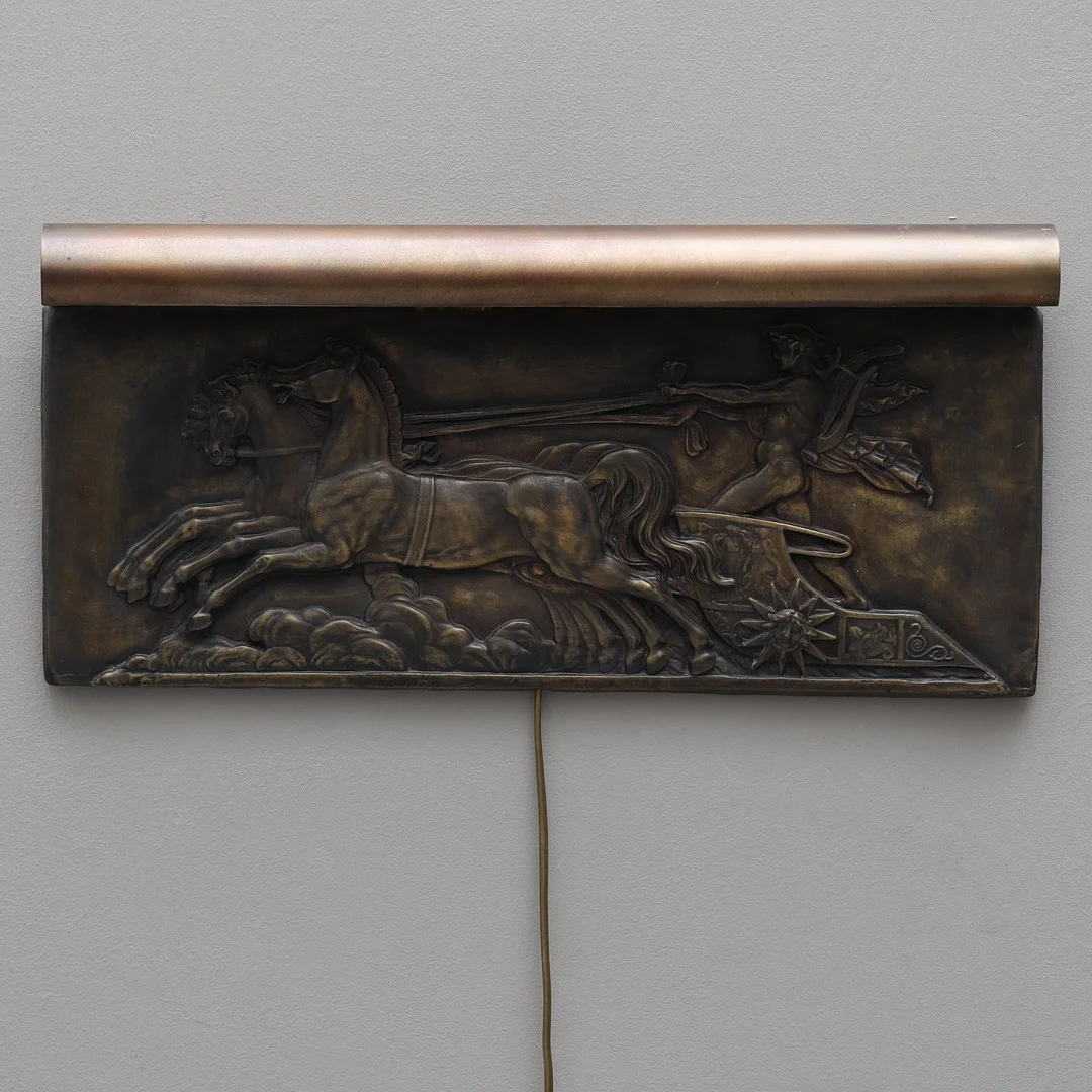 VÄGGLAMPA, bronsfärgad metall, dekor av Apollo i vagn, Swedish grace, 1920/30-tal. — Wall Lights — Auktionsmagasinet Vänersborg