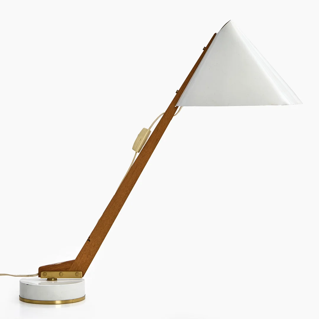 HANS-AGNE JAKOBSSON, bordslampa, modell ”B54”. Markaryd, Made in Sweden. 1950-60-tal, Stomme av teak. Fotplatta och skärm av lackerad metall. Beslag och lister av mässing. Etikettmärkt. Vridbar. — Table Lamps — Crafoord Auktioner Stockholm