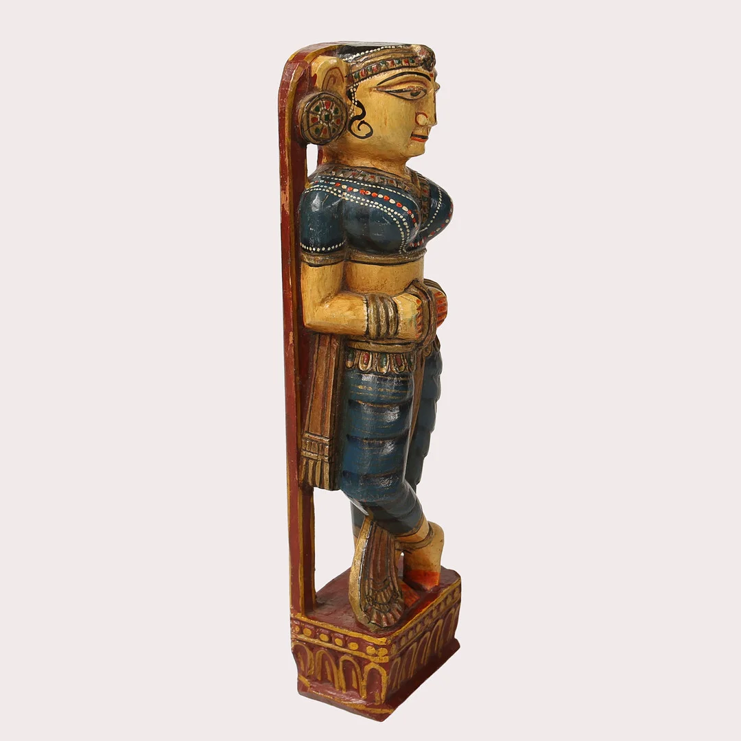 SKULPTUR, trä, polykrom bemålning. Indien. 1900-talets sista fjärdedel. — Wood — Limhamns Auktionsbyrå