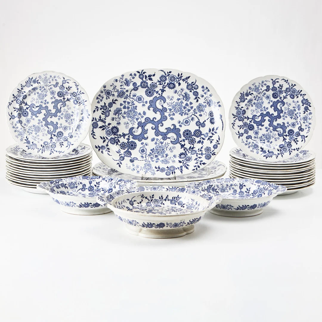 MATSERVIS, "Flosculous", 33 dlr., flintgods, England, 1800-talets andra hälft, William Ridgway, konturerad kant, dekor i så kallat transferware i underglasyrblått. — European — Stockholms Auktionsverk Magasin 5
