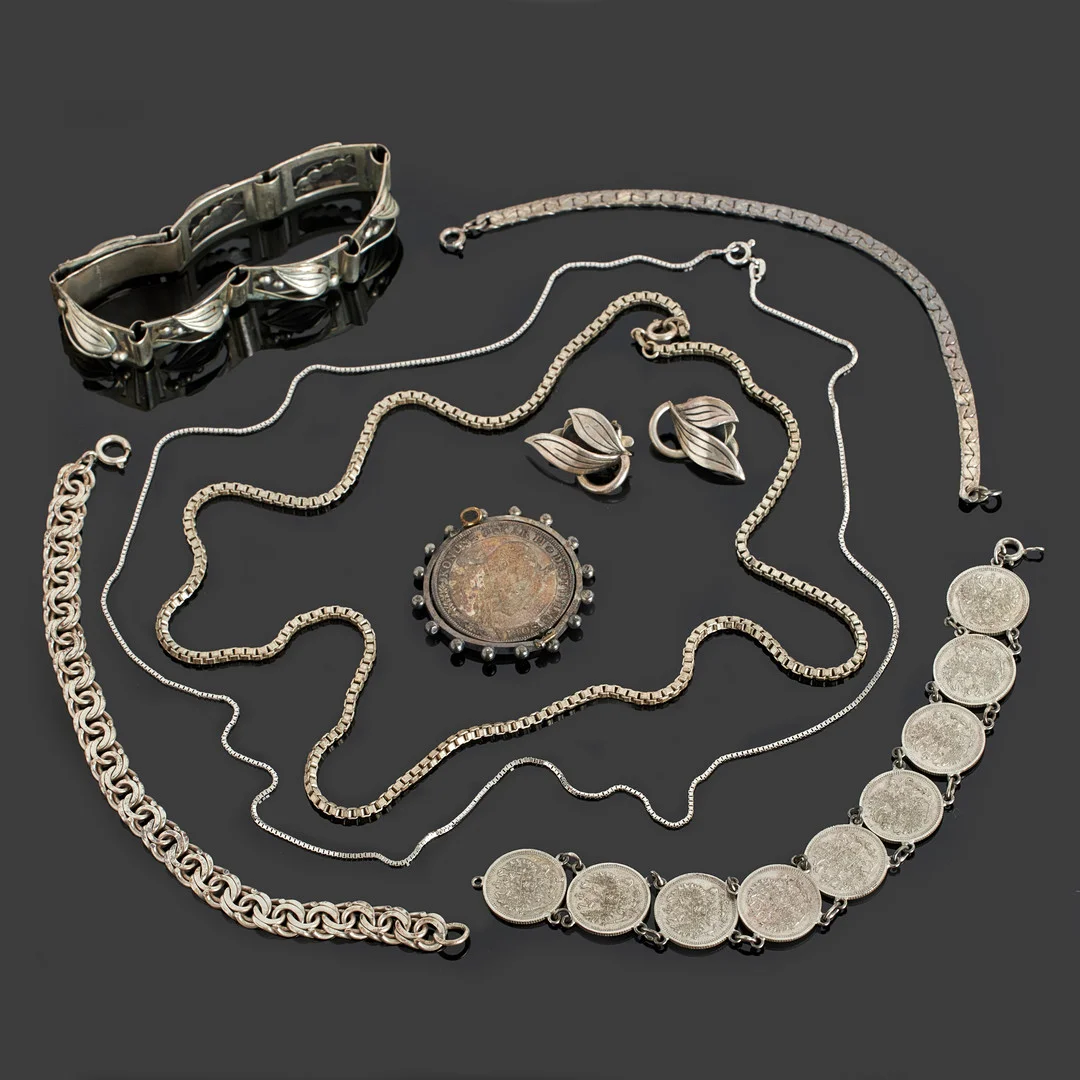 SILVERSMYCKEN, 8 delar, armband, halskedjor, hänge samt clipsörhängen. — Jewellery — Crafoord Auktioner Stockholm