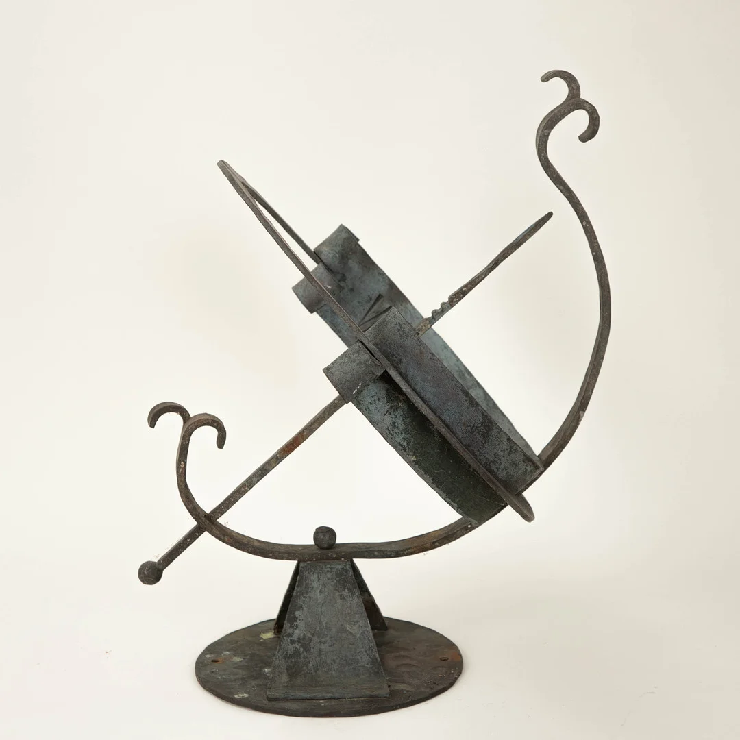 Sonnenuhr-Skaphe, Metall, 20. Jh. — Garden Sculptures & Urns — Stockholms Auktionsverk Hamburg