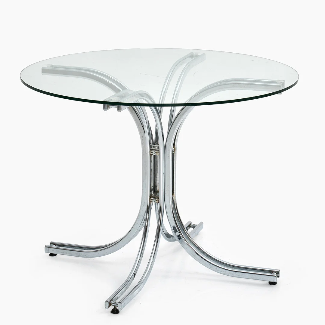 MATBORD, 1970/80-tal. Underrede i förnicklad metall, skiva i glas. — Tables — Crafoord Auktioner Stockholm
