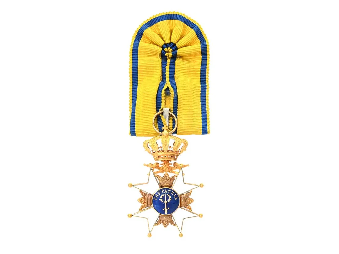RIDDARTECKEN, 18K guld, Svärdsorden, emalj, bredd 39 mm, vikt inklusive band 28,7 g, originaletui. — Medaljer/Ordenstecken — Kaplans