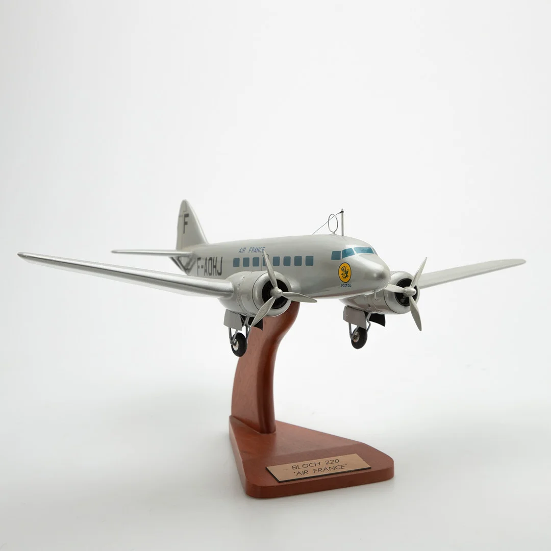 Stand-Flugzeugmodell: Air France F-AOHJ. — Toys — Stockholms Auktionsverk Hamburg