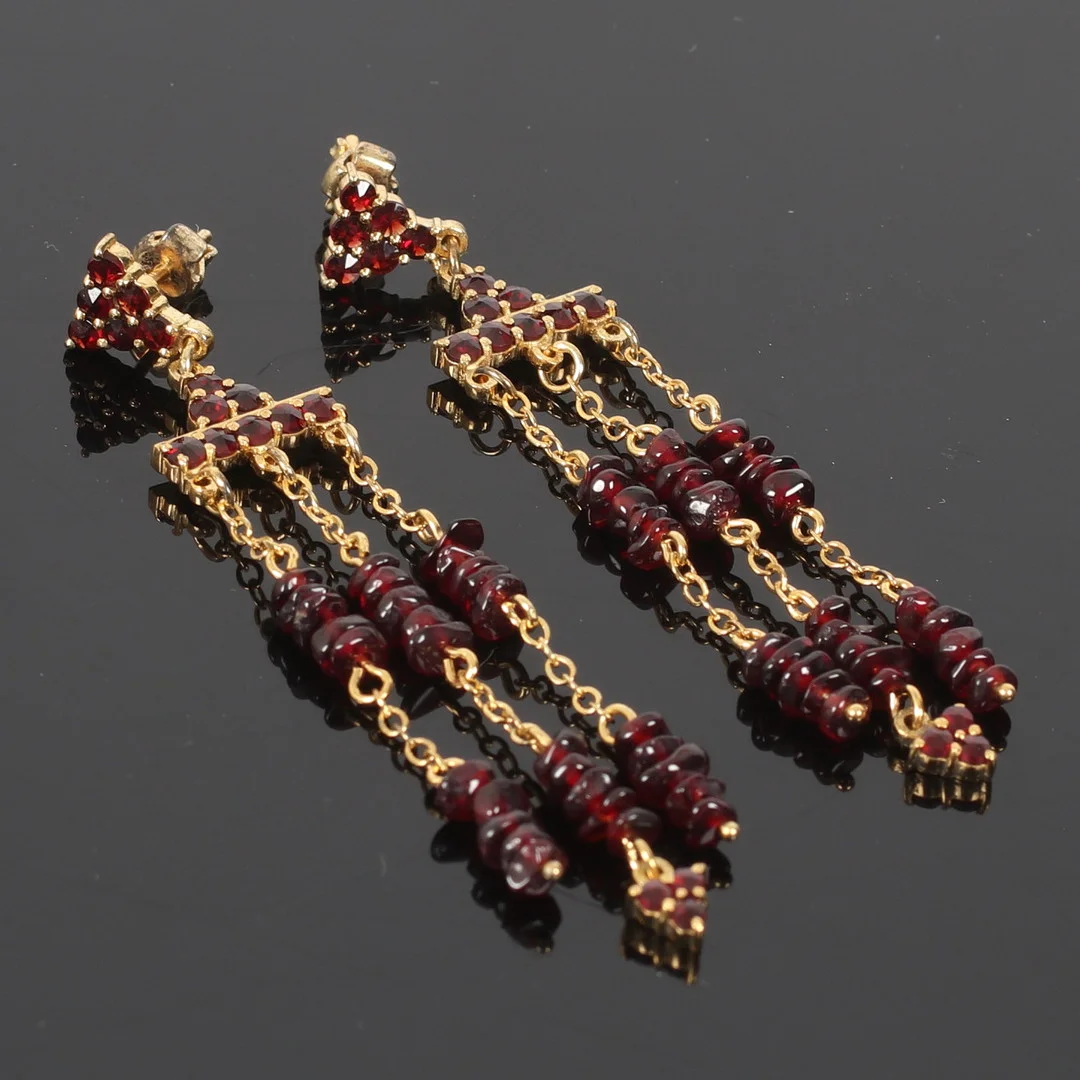 (2610-210) ÖRHÄNGEN, ett par, med granater, Böhmen. 1900-tal. — Earrings — Stadsauktion Sundsvall