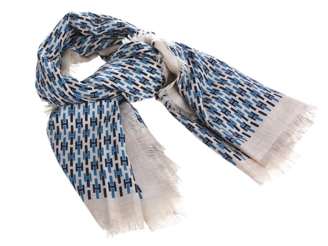 HERMÈS, SCARF, Shawl Karre H, 70% kashmir, 30% siden, ca 138x134 cm, blå, vit, originalask. Good Condition. — Accessoarer/Scarves — Kaplans