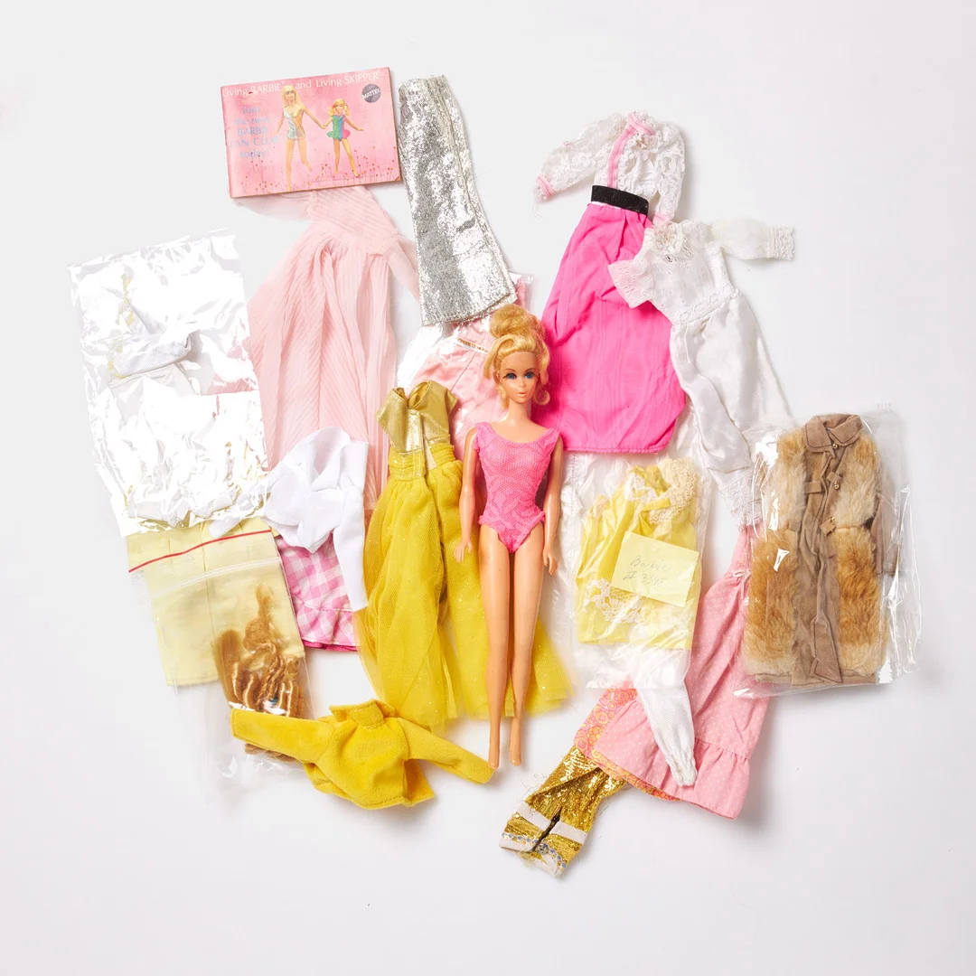 MATTEL, Barbie "Living Doll", med kläder och accessoarer, samt väska i original, 1960/70-tal. — Dolls & Teddybears — Stockholms Auktionsverk Sickla