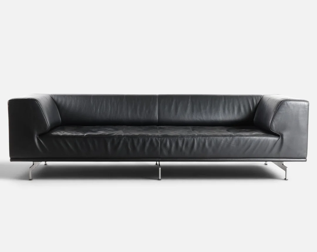 HANNES WETTSTEIN (F. SCHWEIZ 1958, D. 2008). “Delphi”. Fritstående tre-personers sofa med stel af børstet aluminium, betrukket med sort skind. Formgivet i 2007. Udført hos Erik Jørgensen, Danmark. — Sofas & Seatings — Woxholt Auktionshus