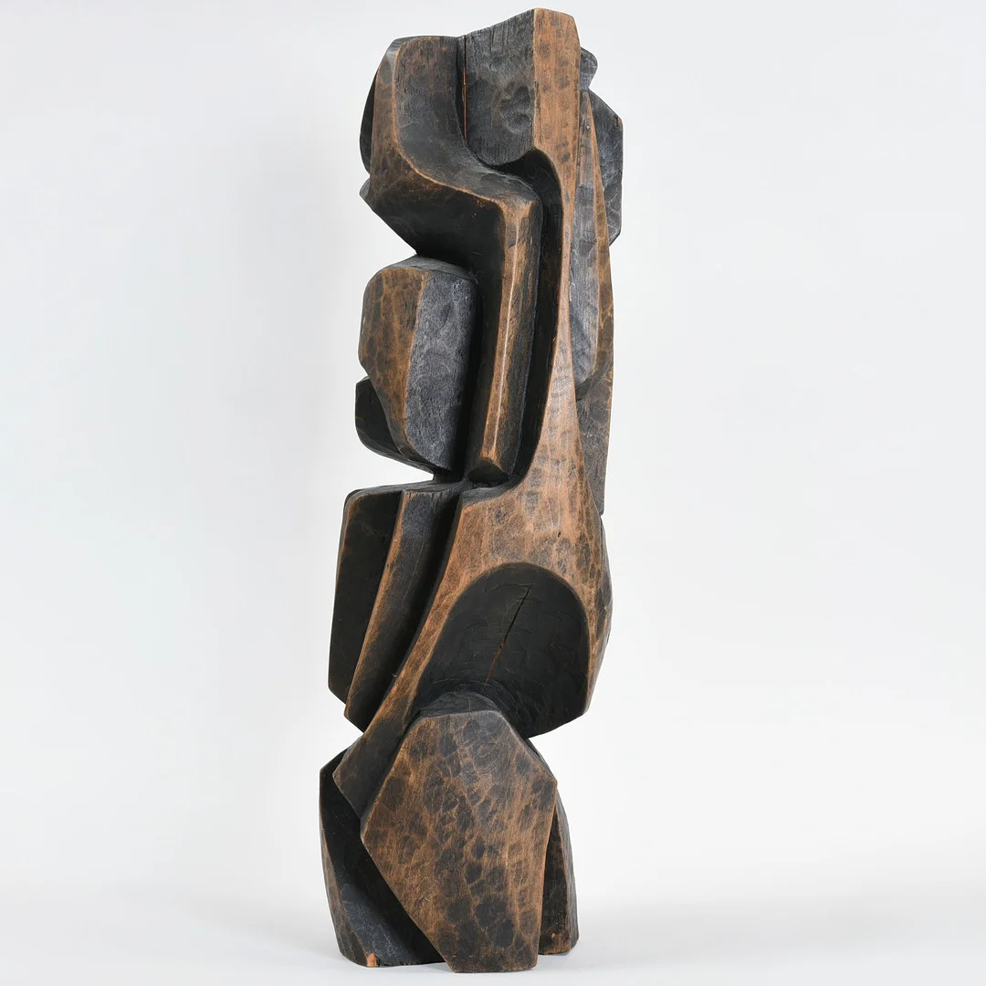 GODFREY STEPHENS. (f. 1939) abstrakt skulptur i cedertræ. Canada, 1970'erne. Signeret. (67H cm). — Sculptures & Bronzes — Sørensen Auktioner