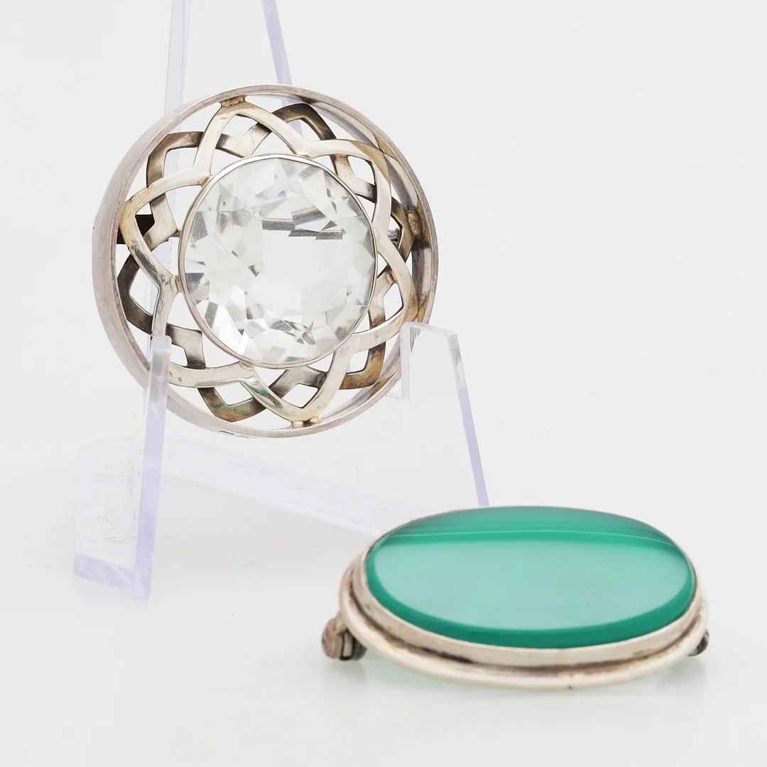 BROSCHER, 2 st, silver, totalvikt 20 gram. — Brooches & Pendants — Växjö Auktionskammare