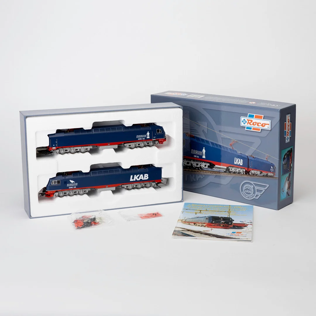 ROCO för MÄRKLIN.system 69752 LKAB:s malmlok NARVIK IORE 105 och KIRUNA IORE 106, instruktion, tillbehör, originalförpackning. — Model railways — Auktionshuset Kolonn