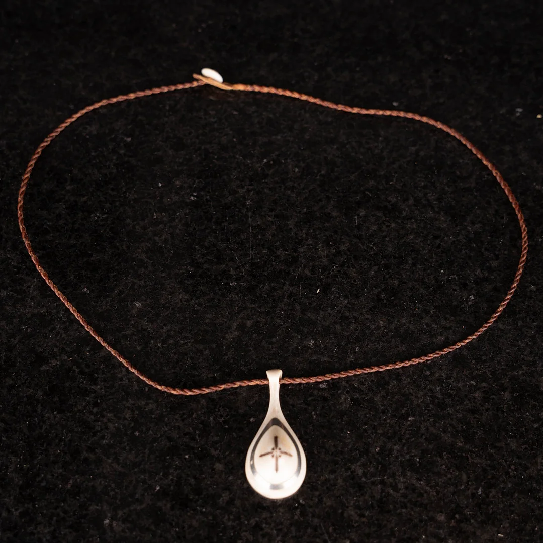 OIDENTIFIERAD SLÖJDARE. Halsband, Sameslöjd, Monogramsignerad NP. — Sami Arts & Crafts — Norrlands Auktionsverk