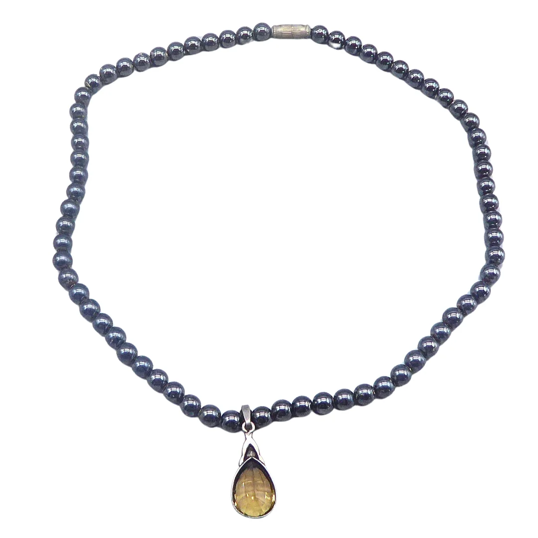 HÄMATIT-PERLENKETTE MIT TROPFENFÖRMIGEM EDELSTEIN-ANHÄNGER. — Necklace — Auktionshaus Stuber's Hammerschlag